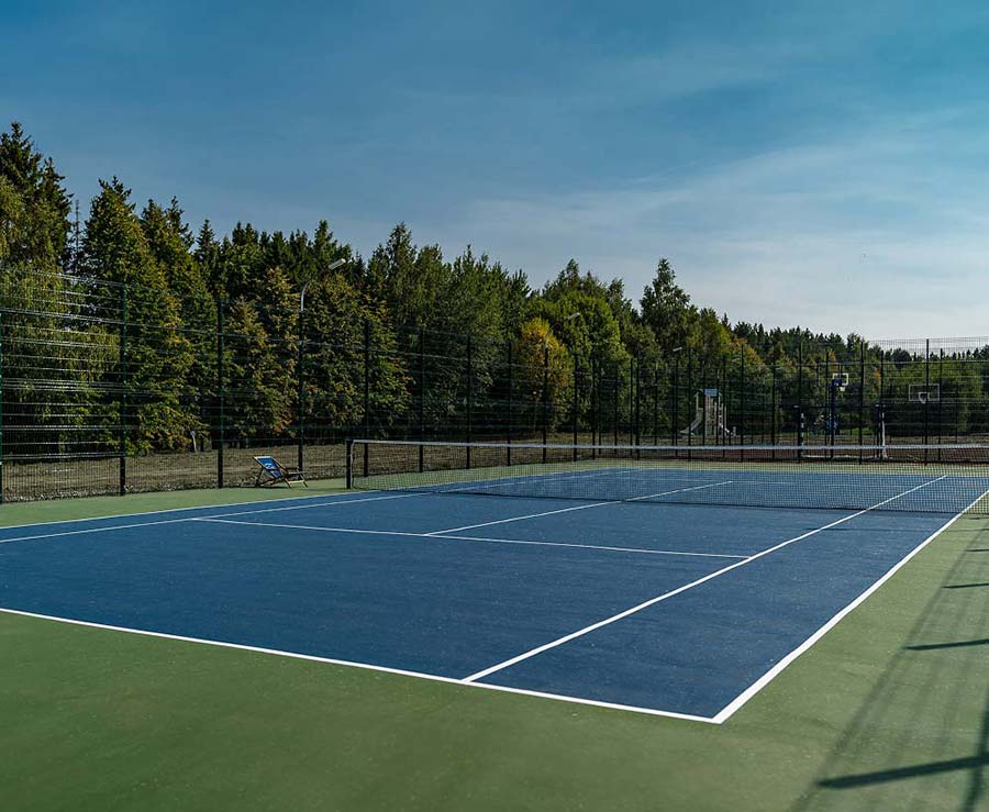 Теннисный корт в коттеджном поселке