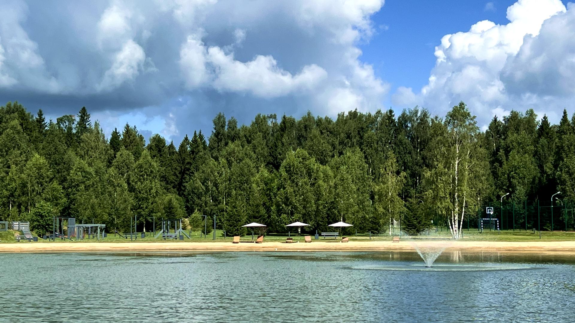 Рядом с водой легче представить прогулки, летние вечера, активный отдых.